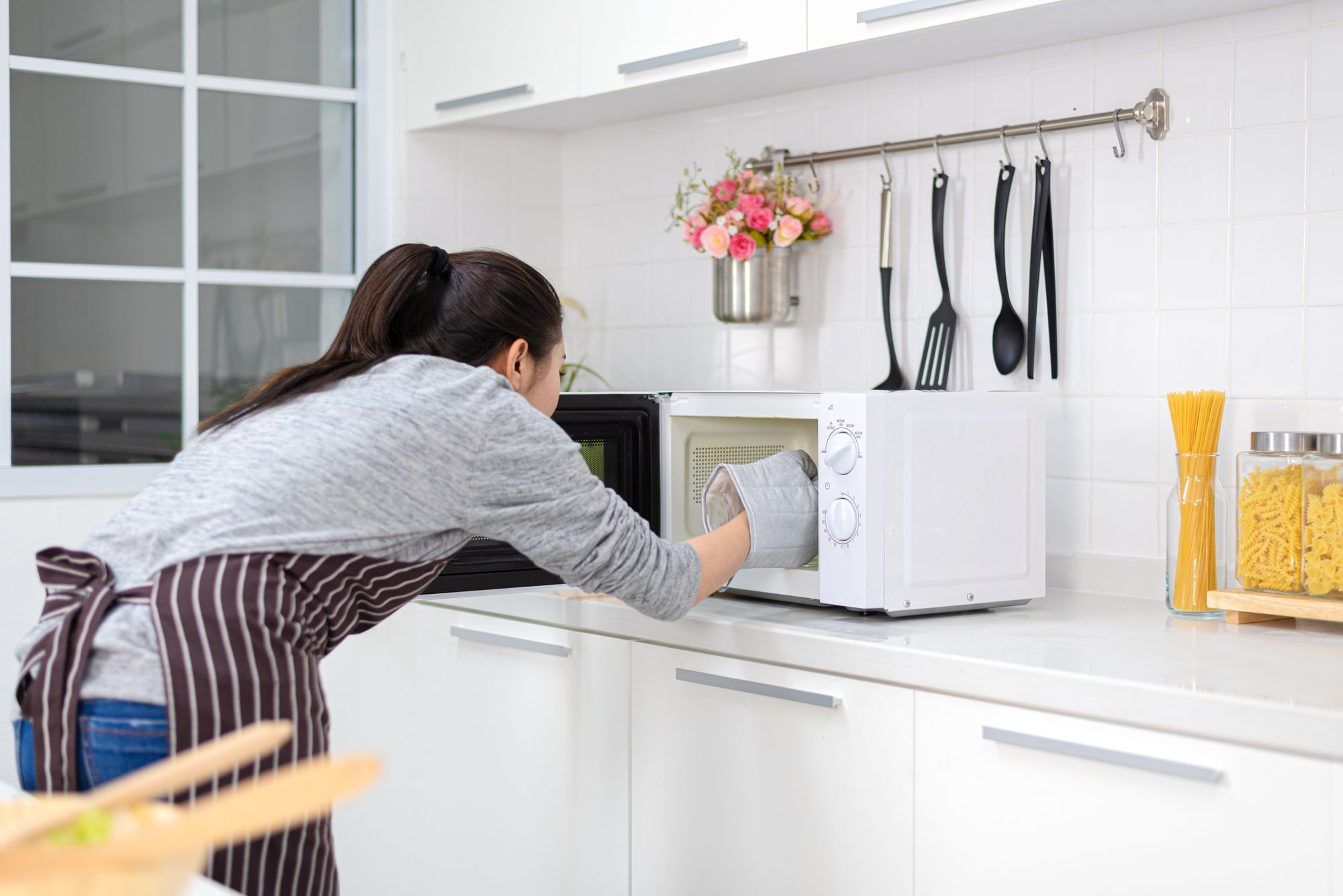 5 Ways to Use the Microwave to Keep Food Fresh and Clean